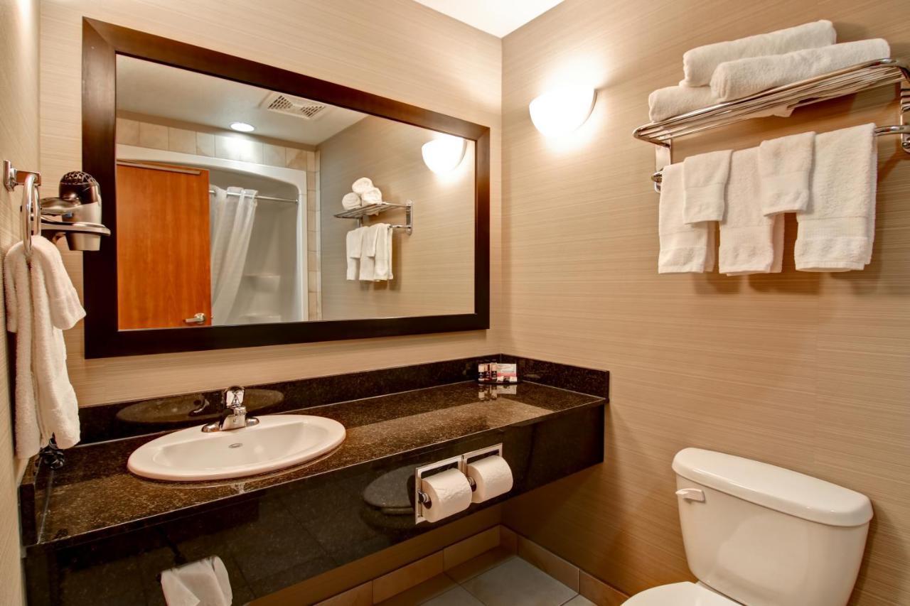 คานัลตา ลัค ลา บิช Hotel Lac La Biche ภายนอก รูปภาพ