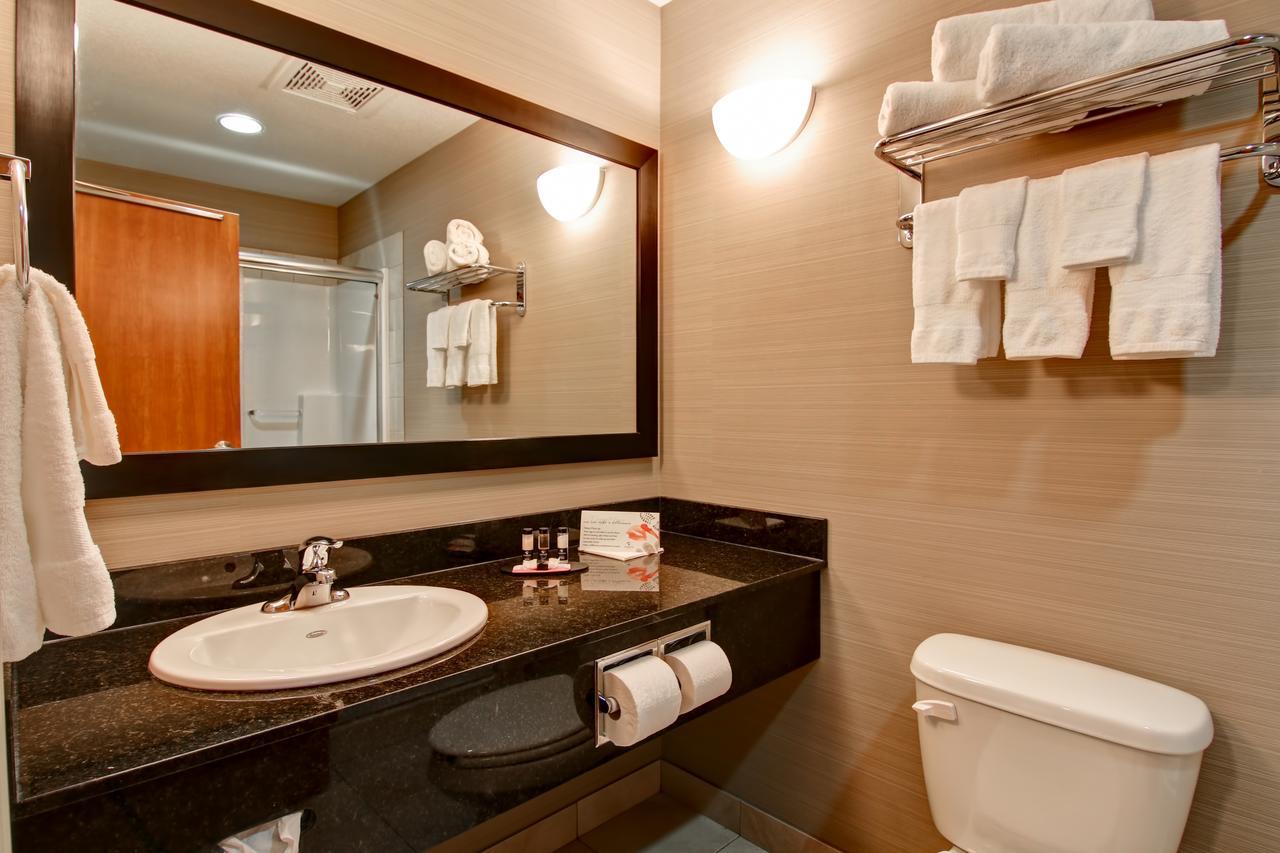 คานัลตา ลัค ลา บิช Hotel Lac La Biche ภายนอก รูปภาพ